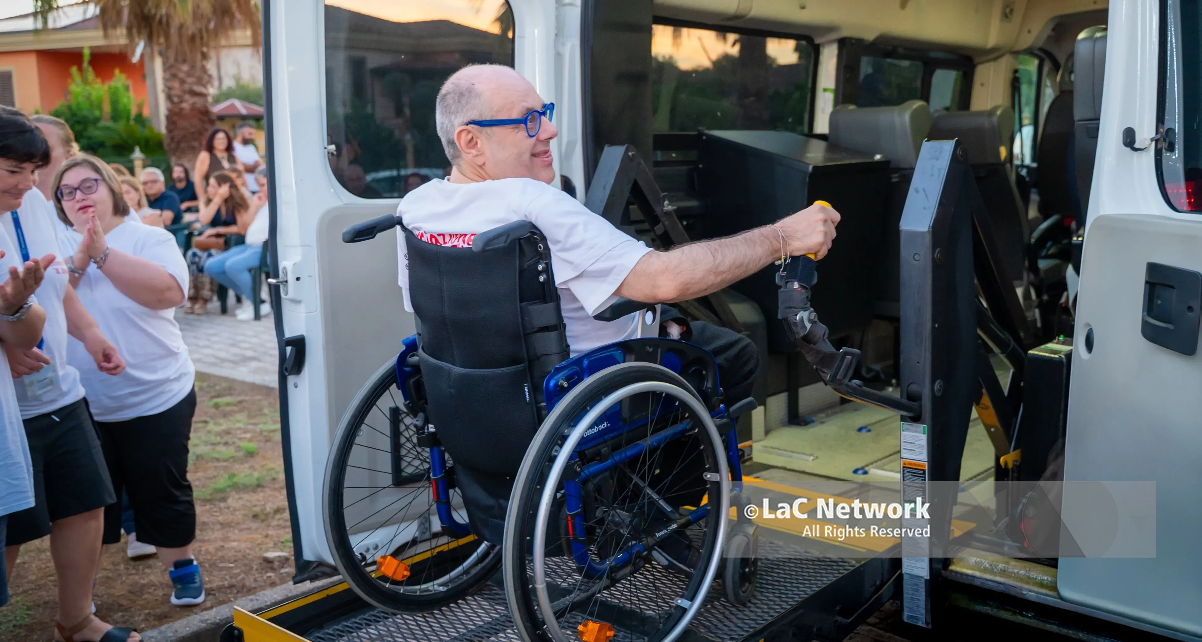 Un nuovo pulmino per Il Dono: a Jonadi parte il servizio per il trasporto delle persone con disabilità\n