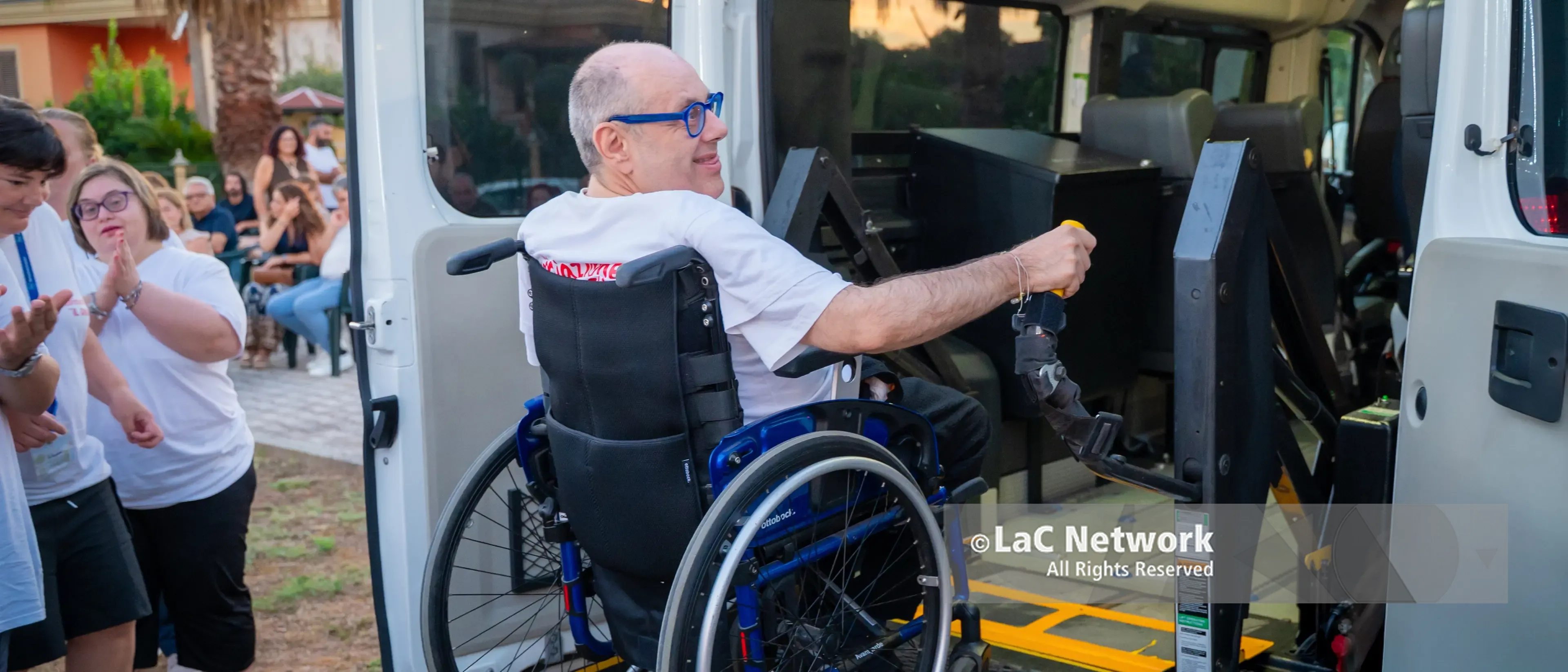 Un nuovo pulmino per Il Dono: a Jonadi parte il servizio per il trasporto delle persone con disabilità\n