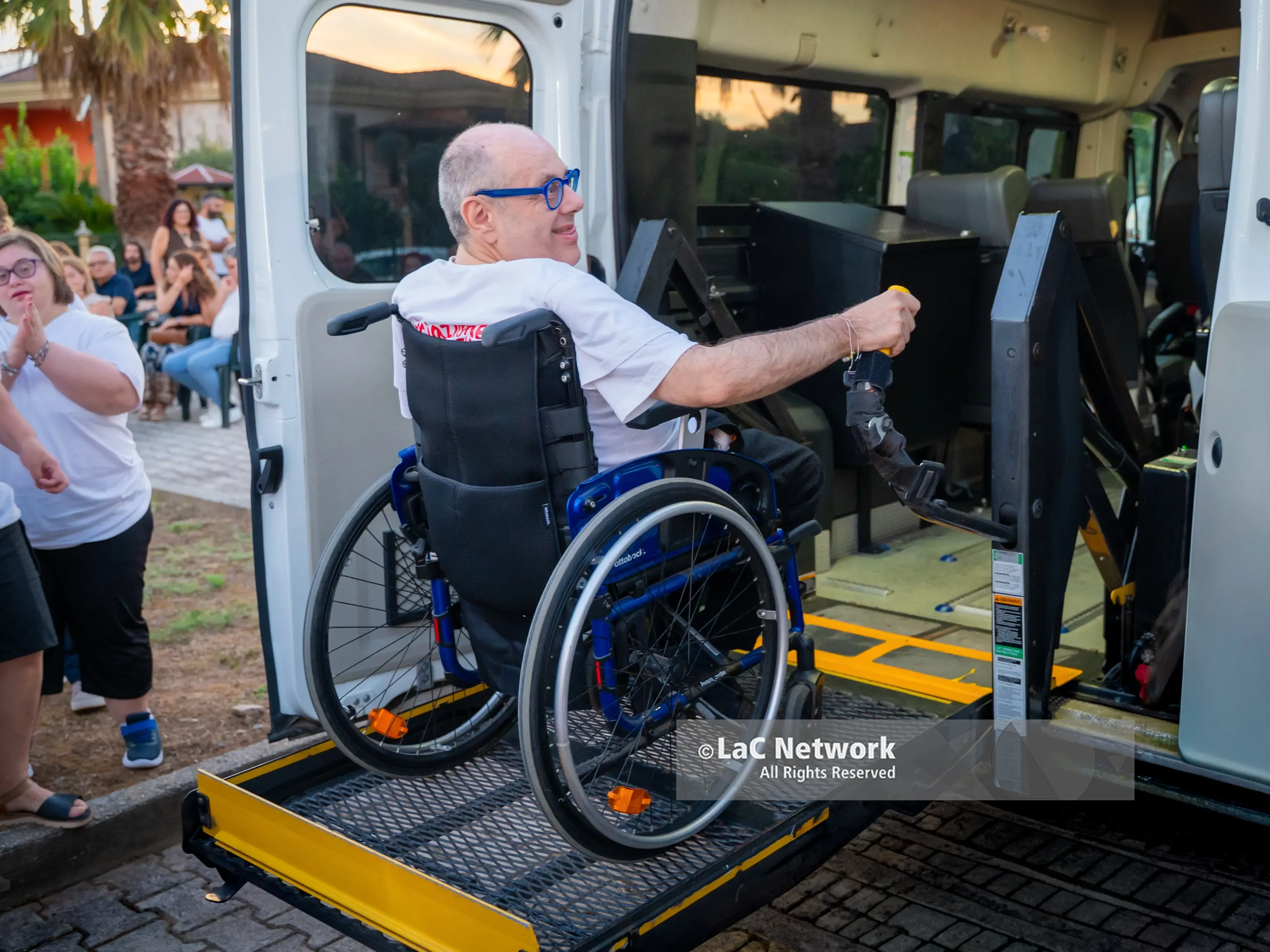 Un nuovo pulmino per Il Dono: a Jonadi parte il servizio per il trasporto delle persone con disabilità