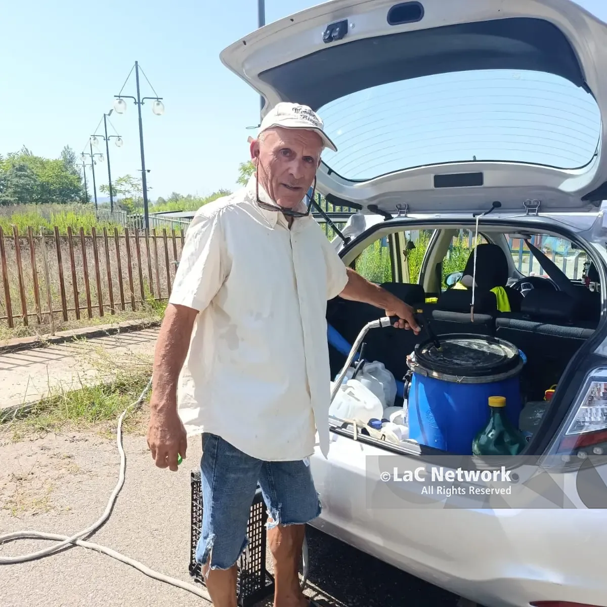<p>Carenza idrica a Vibo, l'odissea di Rosario: a 70 anni continua a cercare (da mesi) fontanelle dove riempire le taniche</p><p> </p>