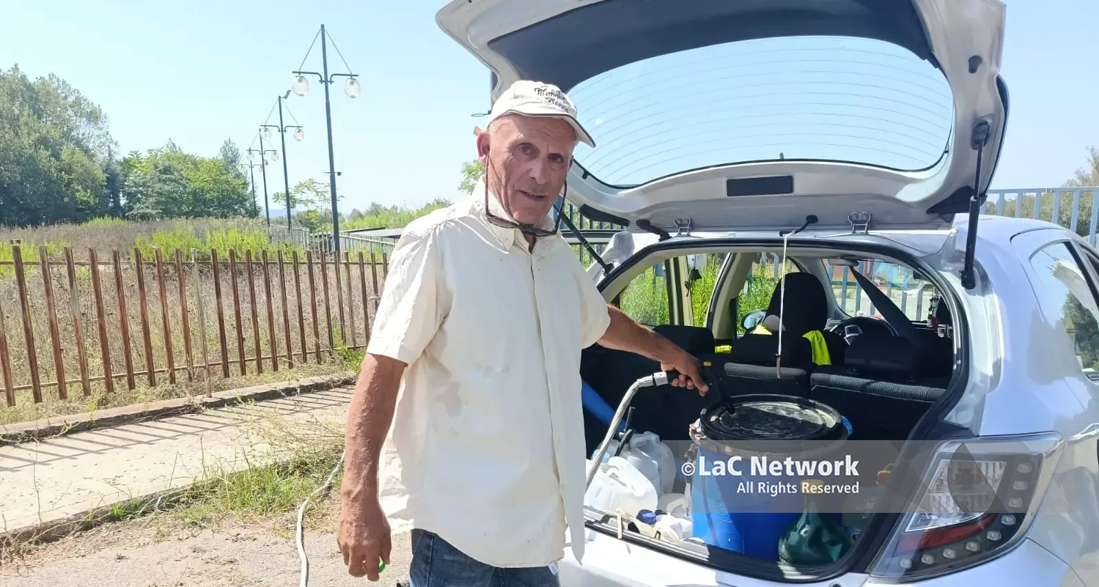 Ricordate Rosario Tavella? Il 70enne di Vena Superiore senza acqua in casa da maggio continua a cercare fontanelle dove riempire le taniche\n