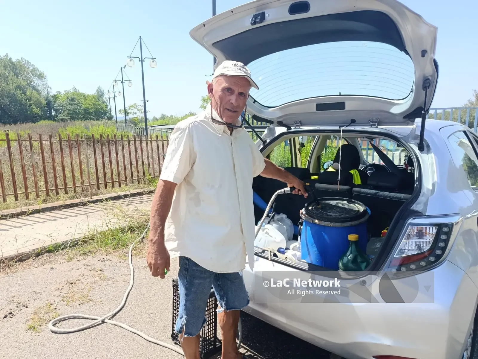Ricordate Rosario Tavella? Il 70enne di Vena Superiore senza acqua in casa da maggio continua a cercare fontanelle dove riempire le taniche\n