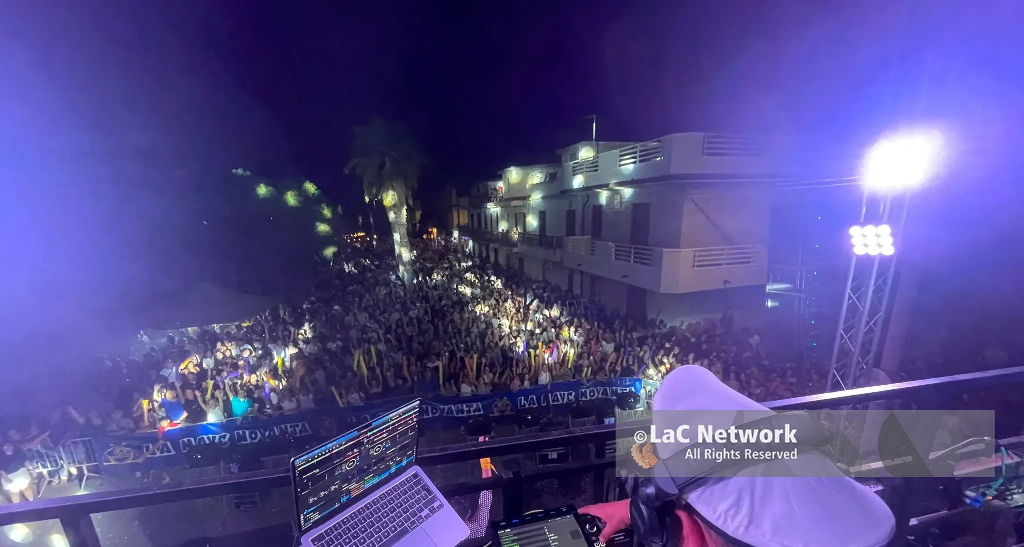 Condofuri balla con la Nave Novanta: lo show a due piani chiude col botto una festa patronale dei record\n