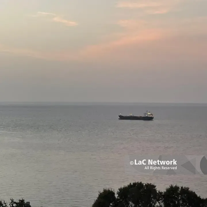 Petroliere in fila davanti al porto, il paradosso del Vibonese che rifornisce la Calabria ma i\u00A0carburanti alla\u00A0pompa sono tra i più cari\n