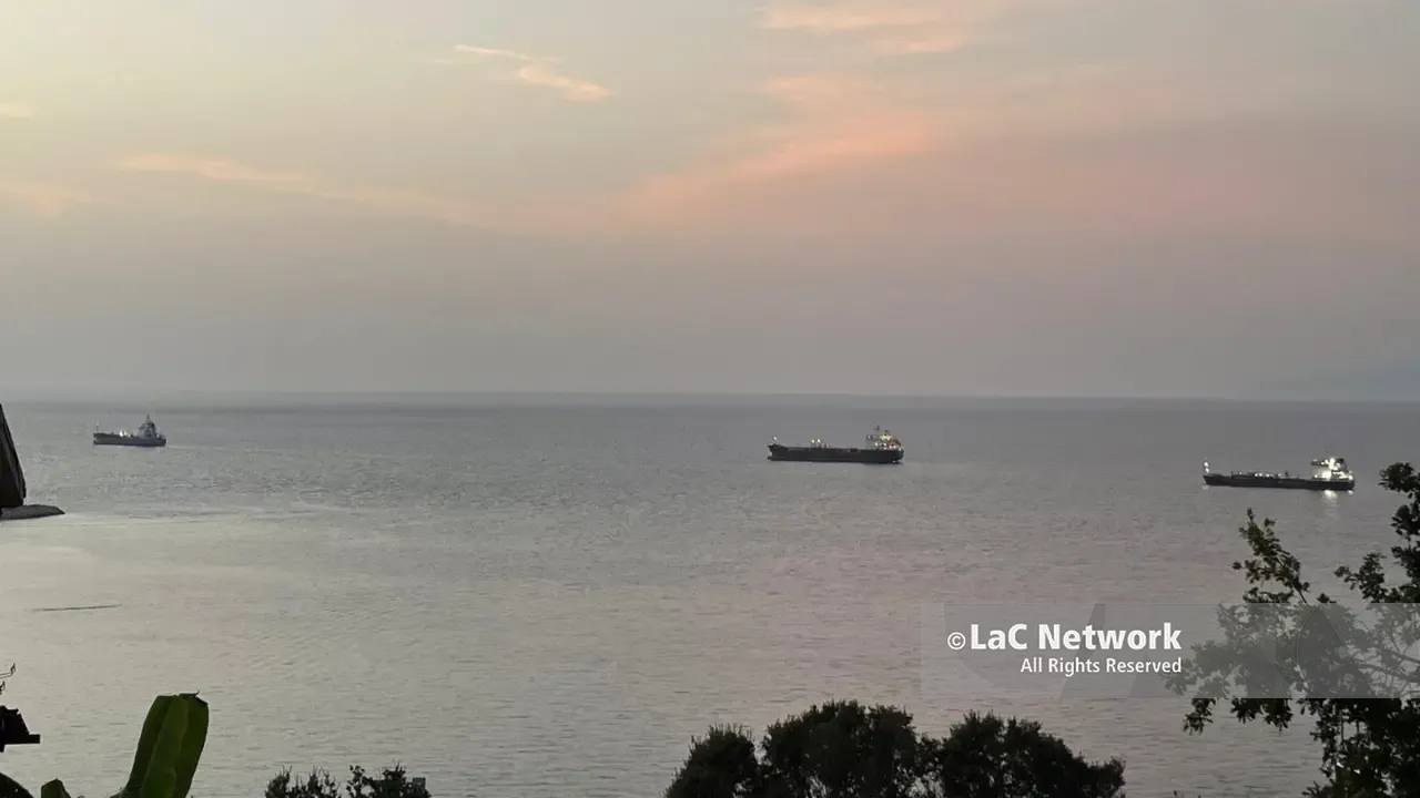 Petroliere in fila davanti al porto, il paradosso del Vibonese che rifornisce la Calabria ma i\u00A0carburanti alla\u00A0pompa sono tra i più cari\n
