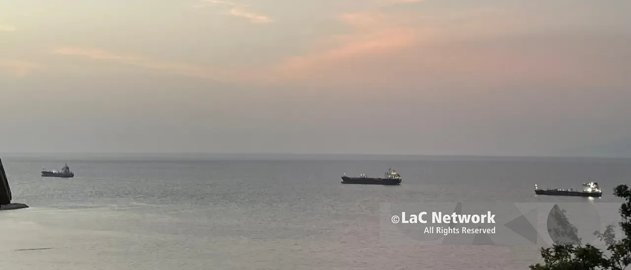 Petroliere in fila davanti al porto, il paradosso del Vibonese che rifornisce la Calabria ma i\u00A0carburanti alla\u00A0pompa sono tra i più cari\n