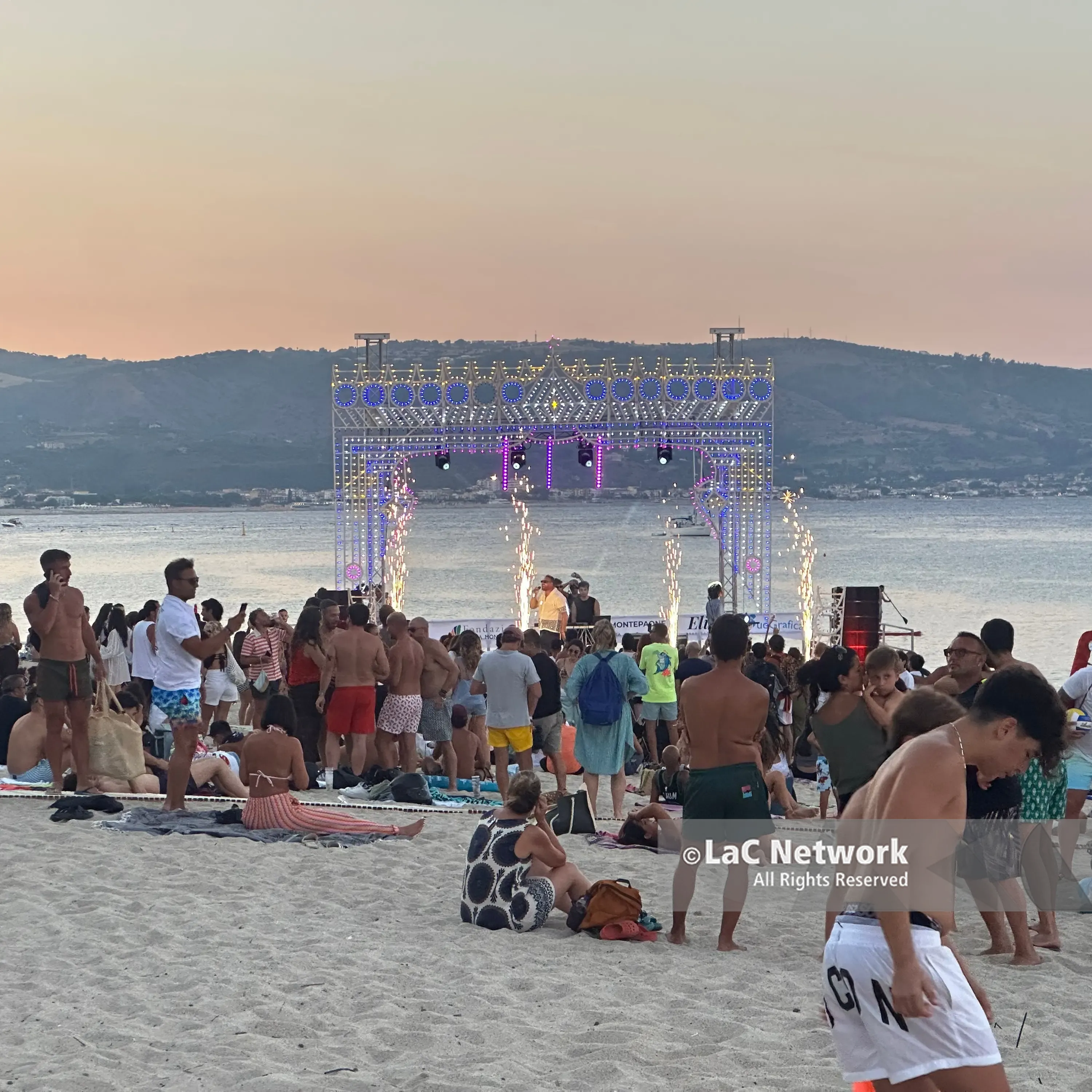 Soverato Sunset: la musica di Tatho in riva al mare tra successi vecchi e nuovi\n