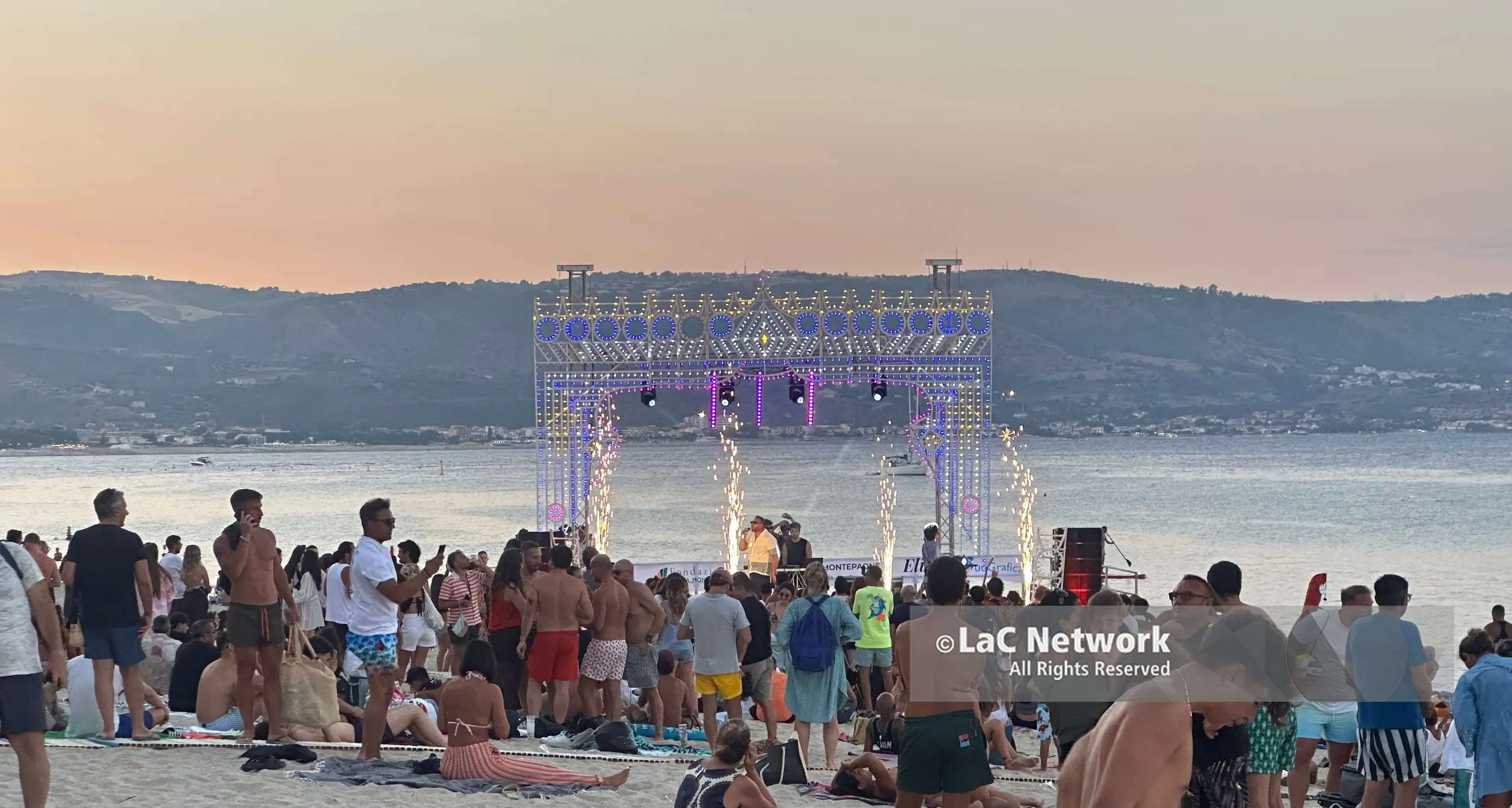 Soverato Sunset: la musica di Tatho in riva al mare tra successi vecchi e nuovi\n
