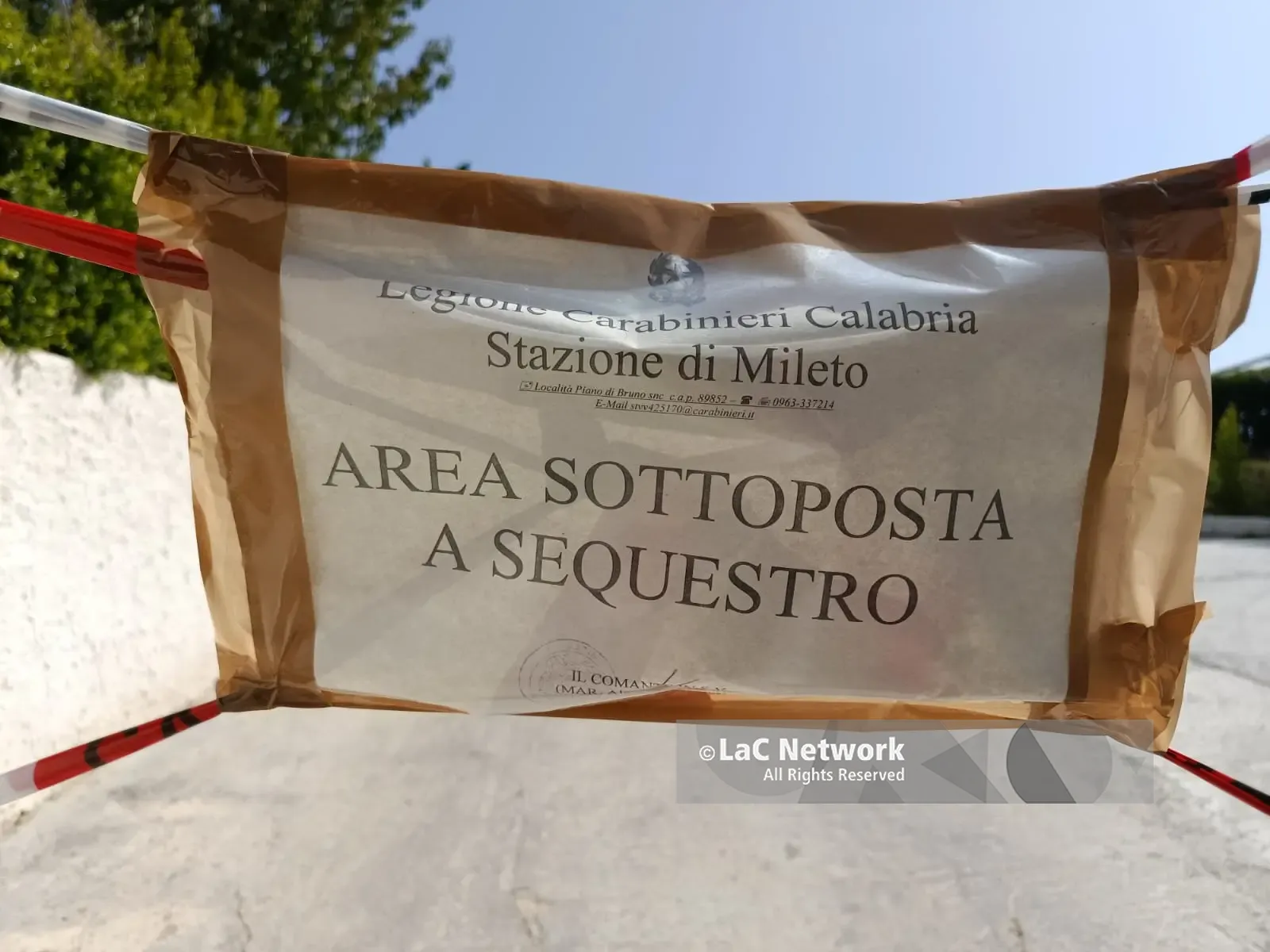 Orrore a Mileto, in piscina con la pelle in fiamme per sfuggire al rogo: la dinamica della tragedia nel B&B dove è esplosa una bombola di gas\n