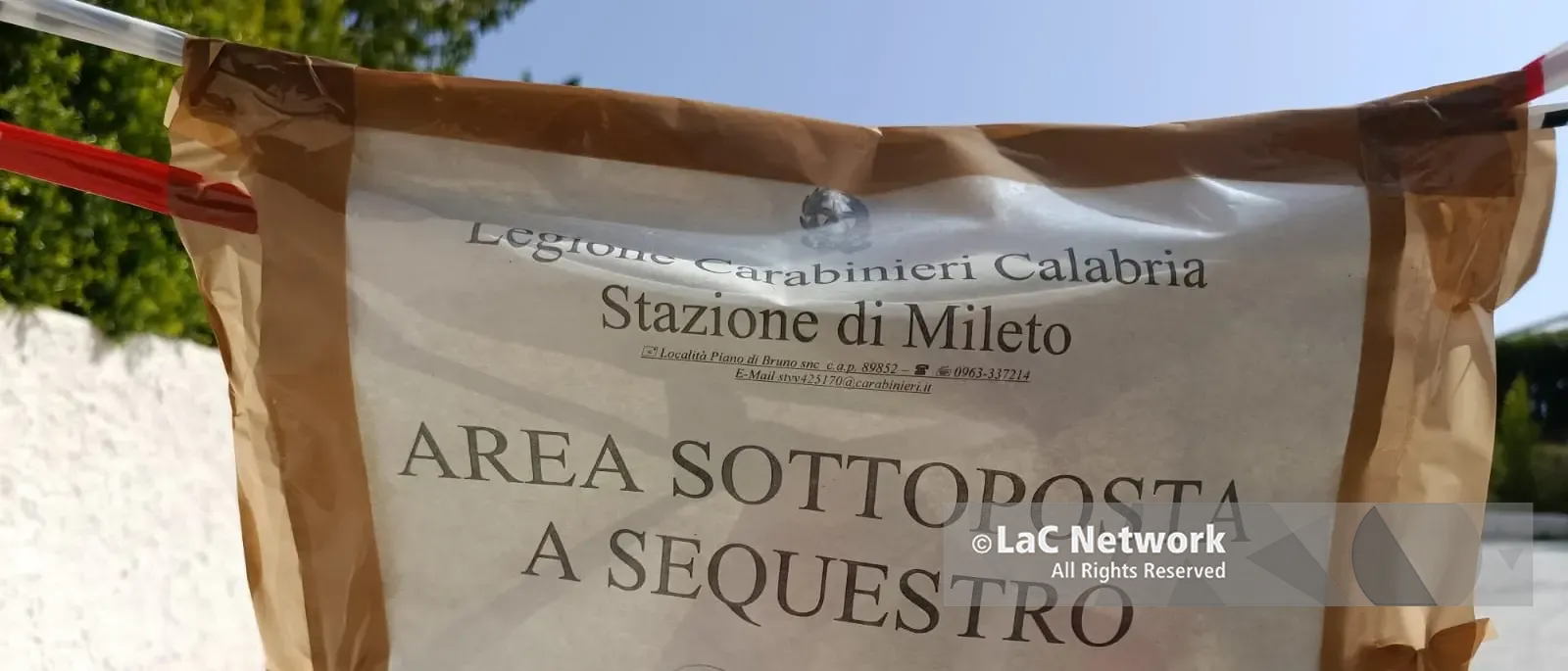 B&B in fiamme a Mileto, quelle orme di sangue verso la piscina testimoniano l’orrore:\u00A0la piccola Ema e i suoi genitori lottano per la vita\n