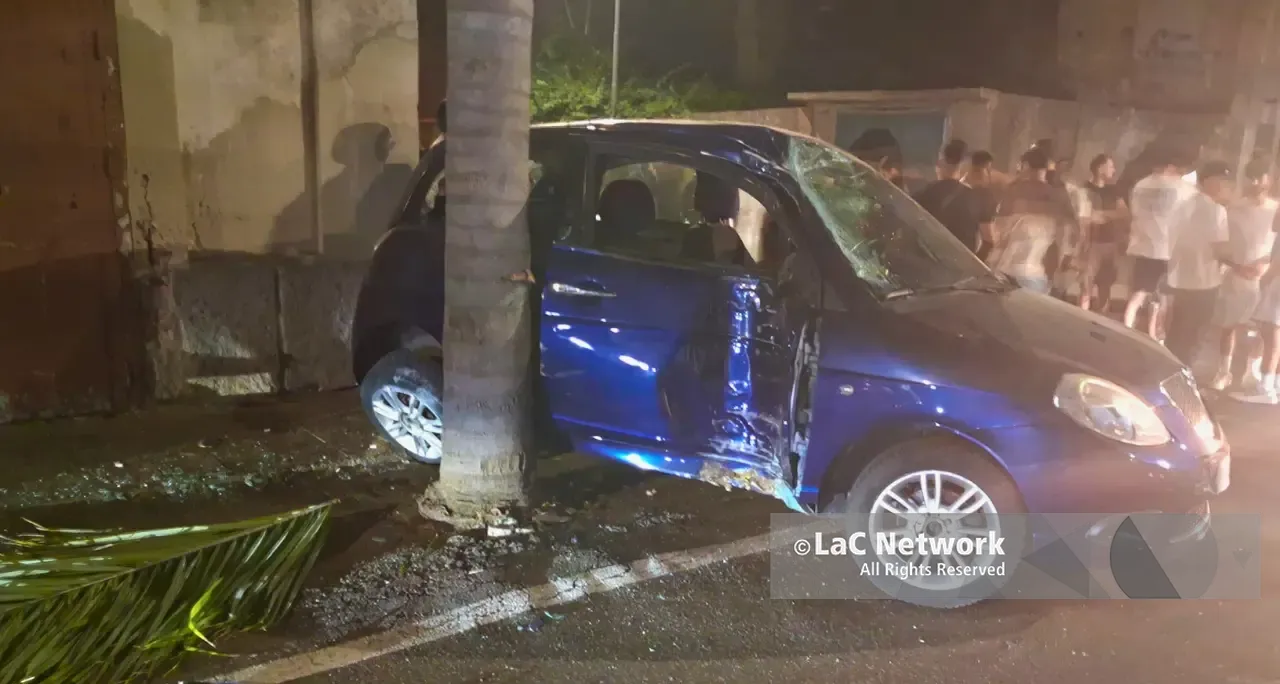 Incidente a Mileto, scontro tra due auto in pieno centro nella notte: 4 giovani coinvolti, 2 finiscono in ospedale\n