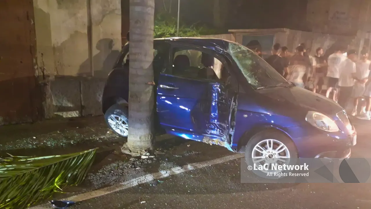 Incidente a Mileto, scontro tra due auto in pieno centro nella notte: 4 giovani coinvolti, 2 finiscono in ospedale\n
