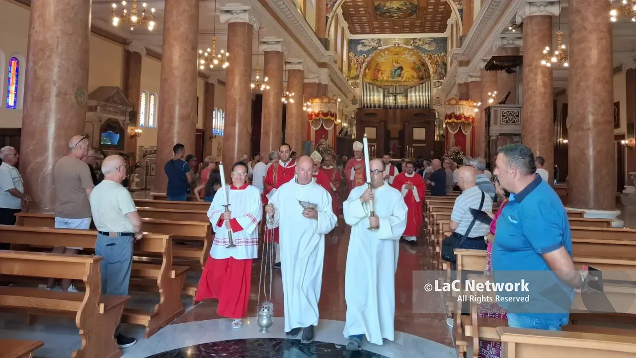 A Mileto messa pontificale di San Fortunato, in chiesa anche i proprietari del B&B dove è esplosa una bombola di gas: «Siamo sconvolti»