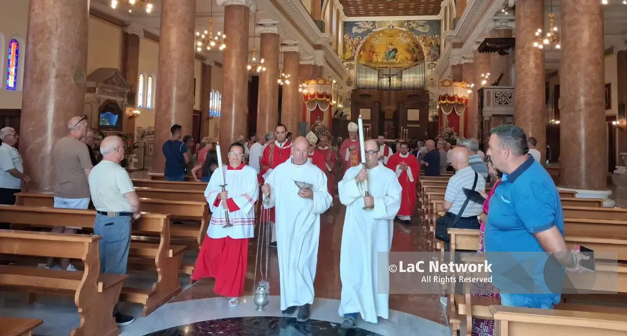 Mileto, messa pontificia di San Fortunato,\u00A0in chiesa anche i proprietari del B&B dove è esplosa una bombola\u00A0di gas: «Siamo sconvolti»\n