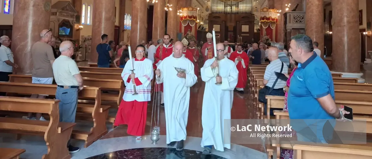 A Mileto\u00A0messa pontificale di San Fortunato,\u00A0in chiesa anche i proprietari del B&B dove è esplosa una bombola\u00A0di gas: «Siamo sconvolti»\n