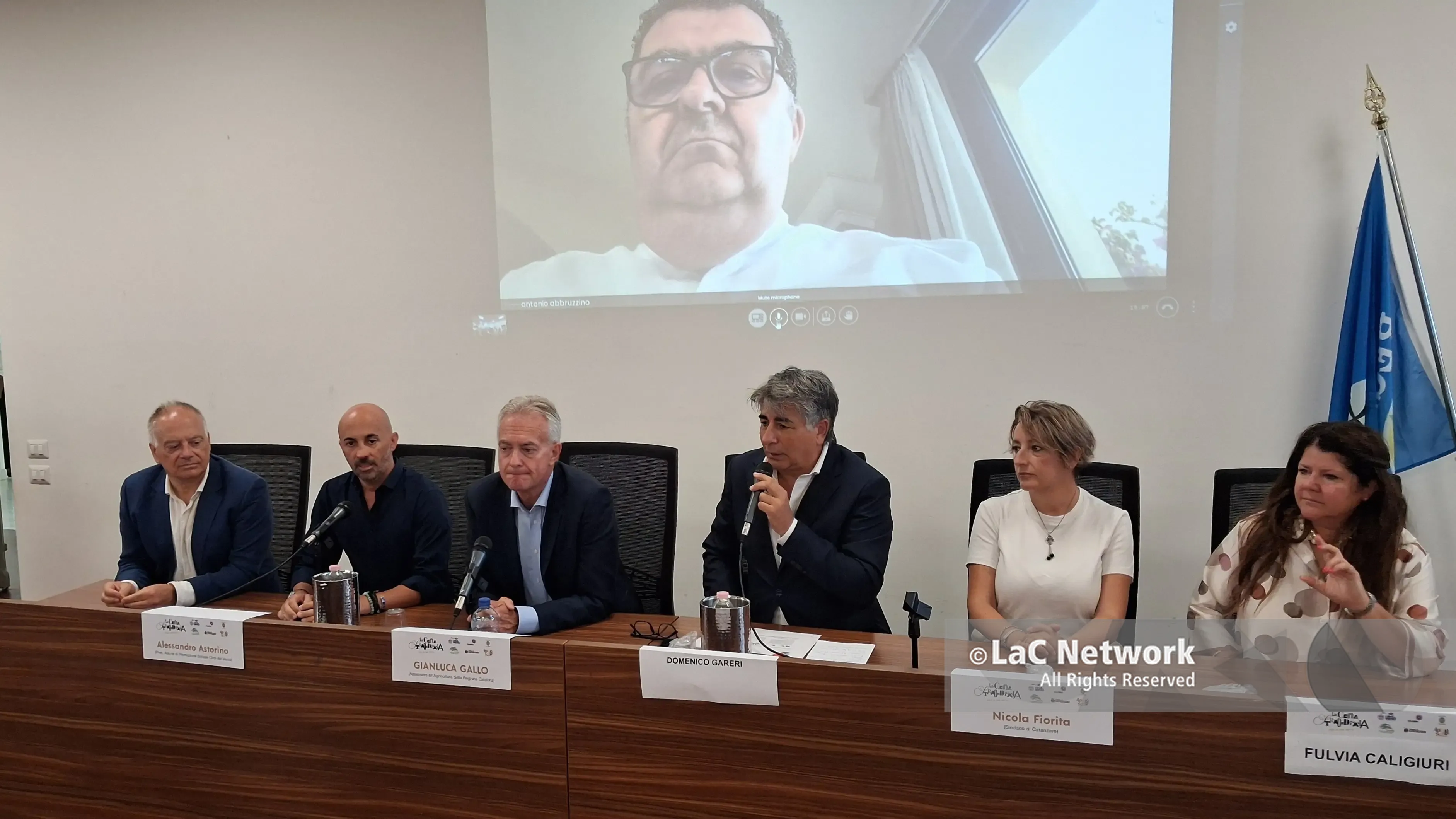 <p>Torna la <span style=\"color:hsl(0, 75%, 60%);\">Cena straordinaria</span> a Catanzaro, una tavolata di 400 metri per costruire inclusione e lavoro</p>