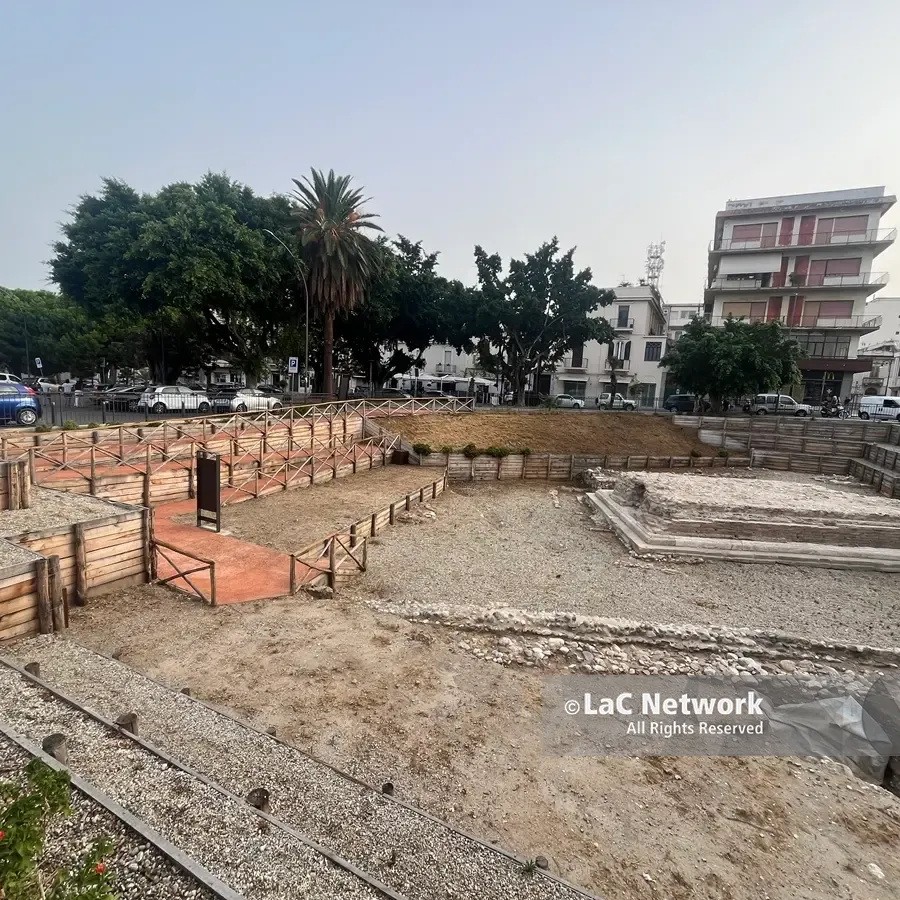 <p><span style=\"color:hsl(0, 75%, 60%);\">Scavi di piazza Garibaldi a Reggio</span>, presto le nuove indagini archeologiche sull’antico muro greco</p>