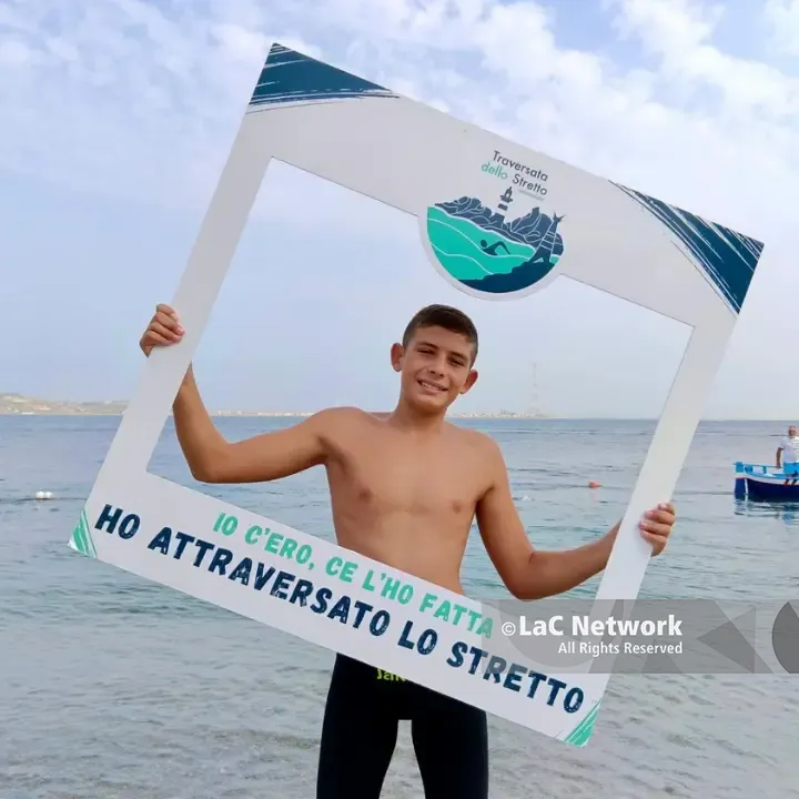 Ad appena 15\u00A0anni attraversa lo Stretto di Messina a nuoto in soli 35 minuti: l’impresa di Massimo Maduli della Penta Vibo\n