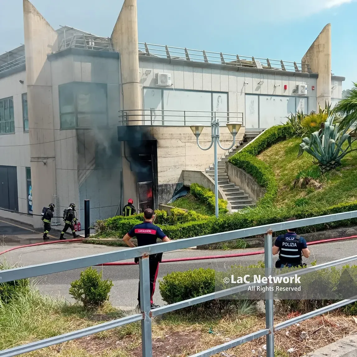 <p>Incendio in un esercizio commerciale a Catanzaro, fiamme dai pannelli fotovoltaici</p>