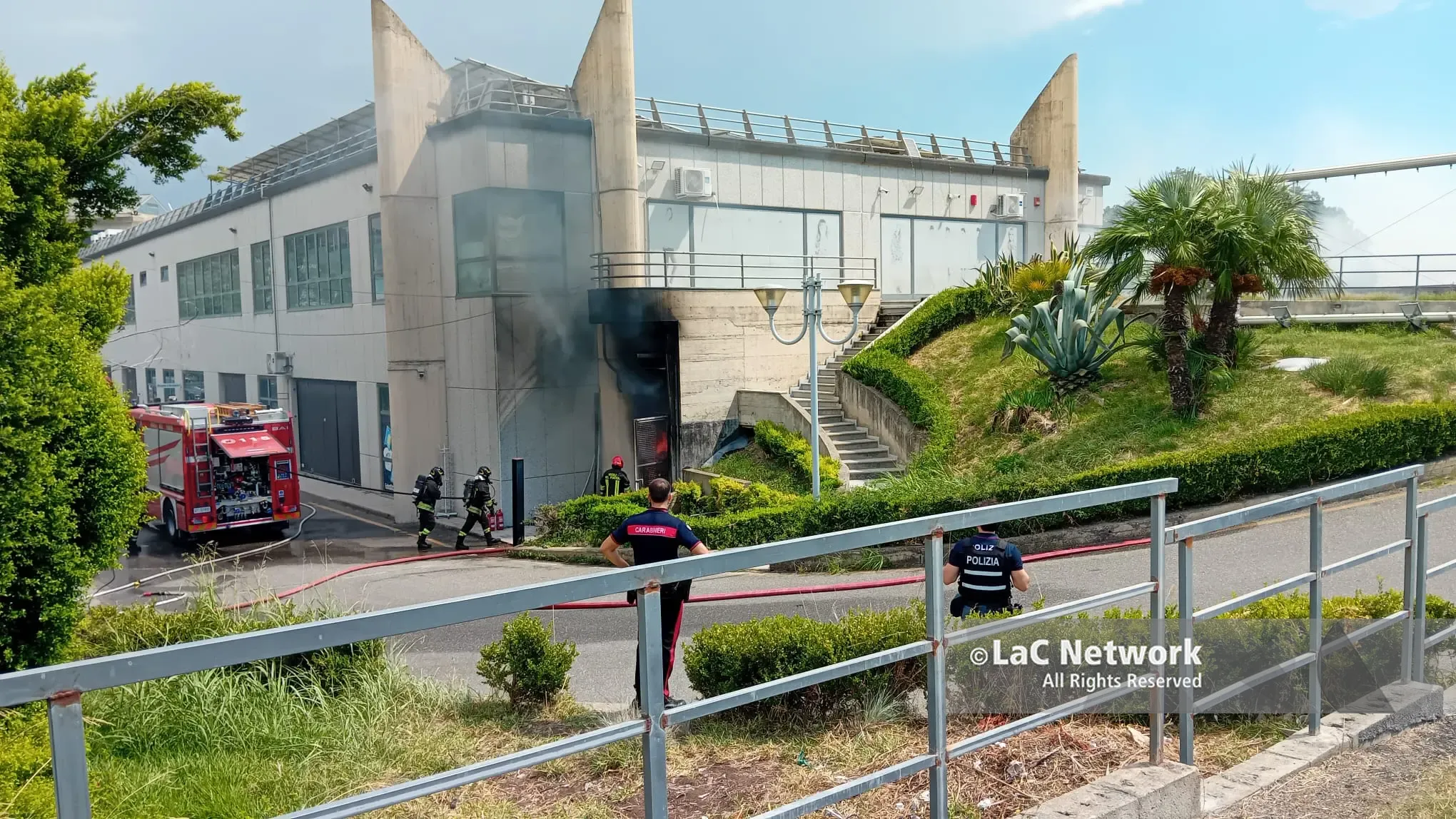 Incendio in un esercizio commerciale a Catanzaro, fiamme dai pannelli fotovoltaici –\u00A0VIDEO\n