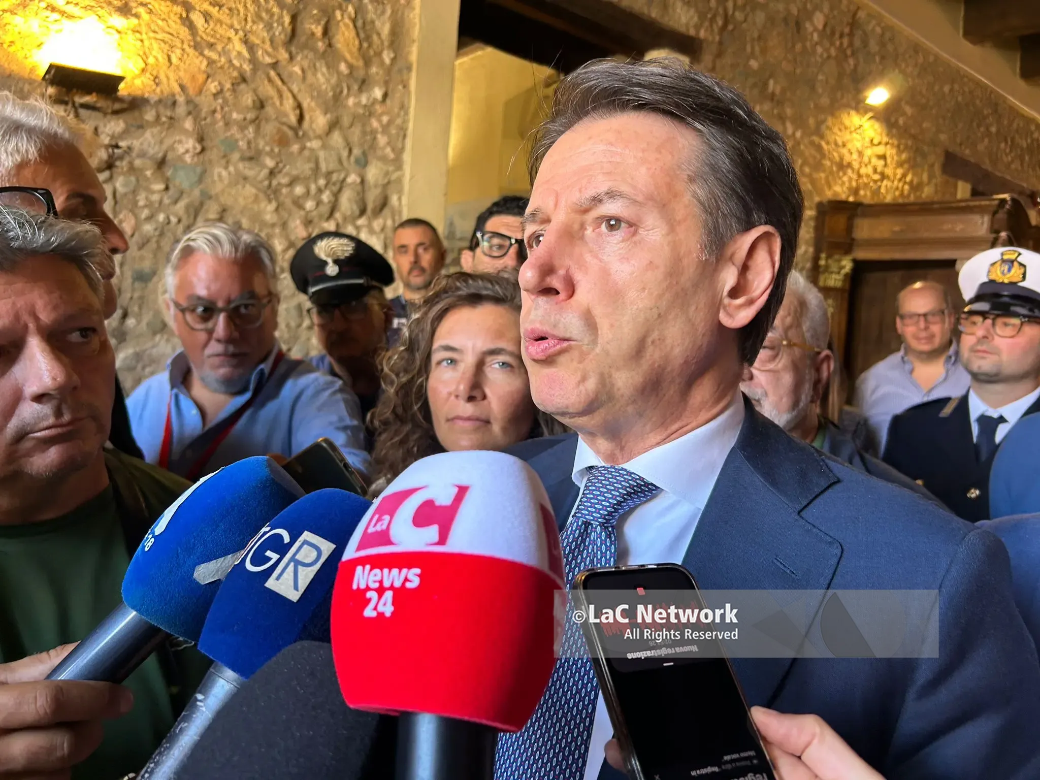 Giuseppe Conte in Calabria: «Meloni vada a casa. Vannacci? Aizza la gente con atteggiamenti razzisti»\n