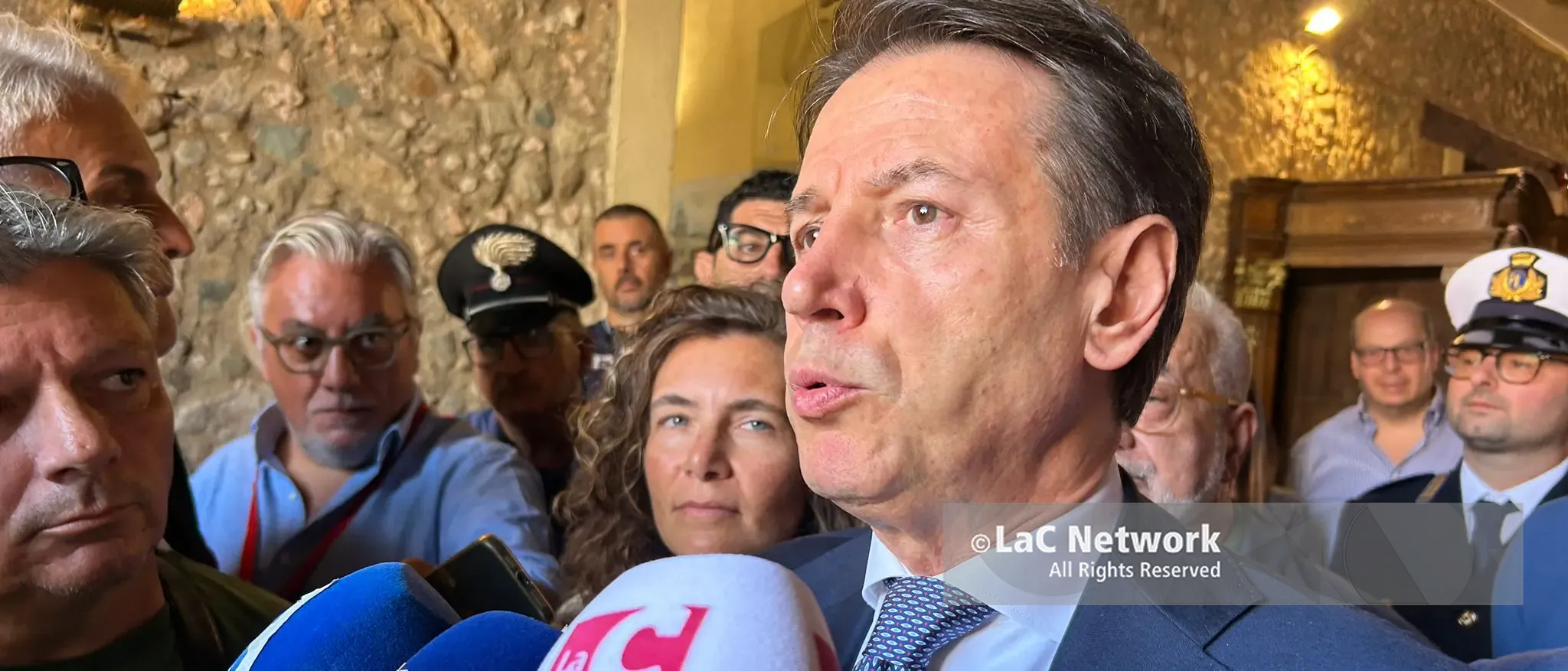 Giuseppe Conte in Calabria: «Meloni vada a casa. Vannacci? Aizza la gente con atteggiamenti razzisti»