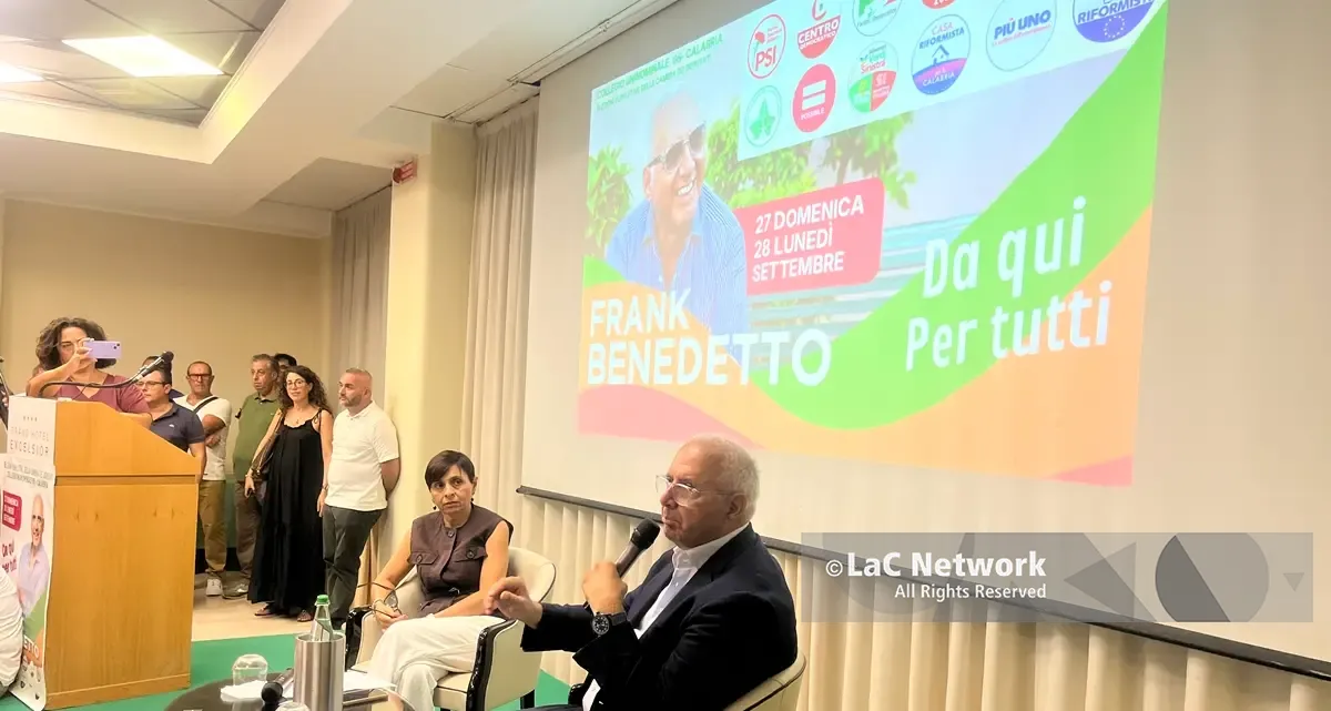 <p>Suppletive Reggio, <span style=\"color:hsl(0, 75%, 60%);\">Frank Benedetto </span>si presenta e attacca sulle Case di Comunità: «Finanziate ma non attivate»</p>