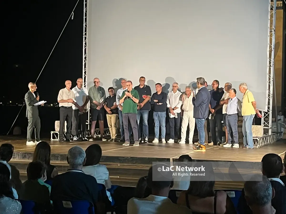 Emozioni neroarancio, Carlo Recalcati torna a Reggio Calabria per la proiezione del docufilm sulla sua vita “Per tutti Charly”\n