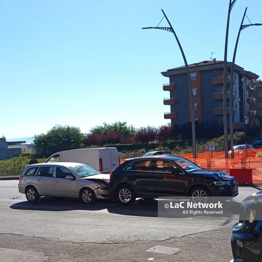 Statale 18, un altro incidente alla rotatoria di Moderata Durant:\u00A0due auto e un camion coinvolti in un tamponamento a catena\n