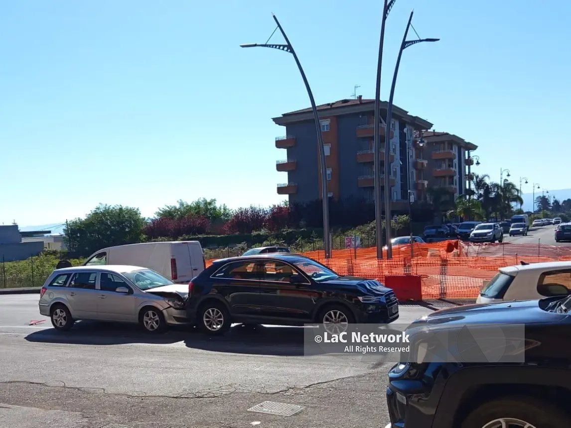 Statale 18, un altro incidente alla rotatoria di Moderata Durant: due auto e un camion coinvolti in un tamponamento a catena