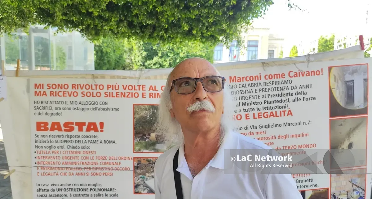 Reggio, continua al Rione Marconi l’odissea di Giuseppe Crucitti: «Da anni minacce e offese nel mio condominio, abbiamo denunciato ma siamo sempre stati lasciati soli»\n