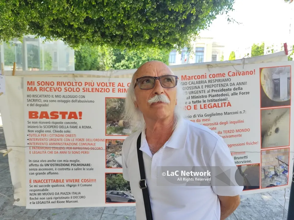 Reggio, continua al Rione Marconi l’odissea di Giuseppe Crucitti: «Da anni minacce e offese nel mio condominio, abbiamo denunciato ma siamo sempre stati lasciati soli»\n