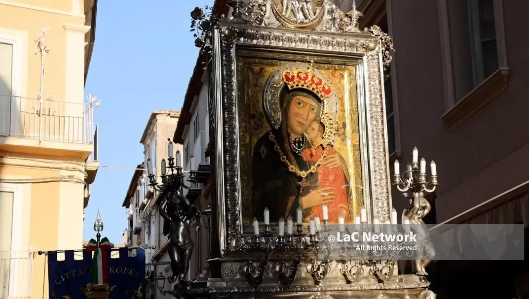 La festa della Madonna di Romania, a LaC Storie il racconto dell’icona venuta dal mare – Video\n