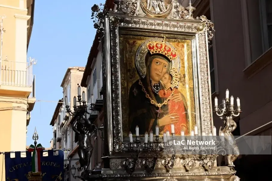 La festa della Madonna di Romania, a LaC Storie il racconto dell’icona venuta dal mare – Video\n