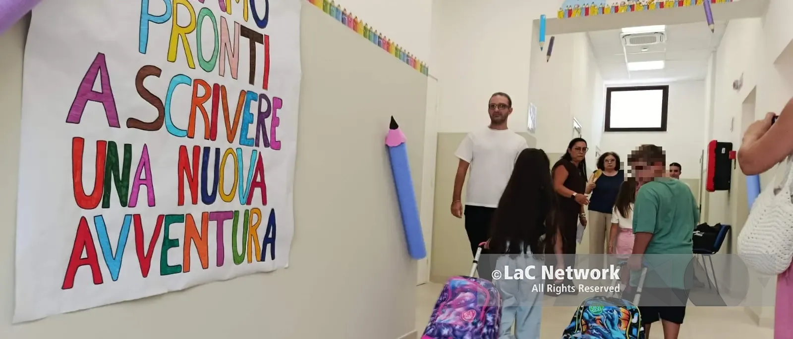 Riapre la scuola più antica di Vibo Marina, all’inaugurazione della Presterà anche il papà dell’attore Giuseppe Zeno: «Ha fatto qui le elementari»\n