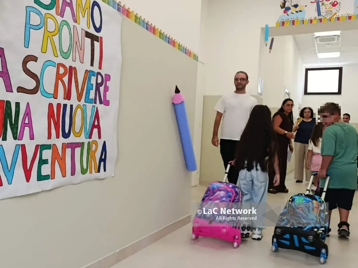 Riapre la scuola più antica di Vibo Marina, all’inaugurazione della Presterà anche il papà dell’attore Giuseppe Zeno: «Ha fatto qui le elementari»
