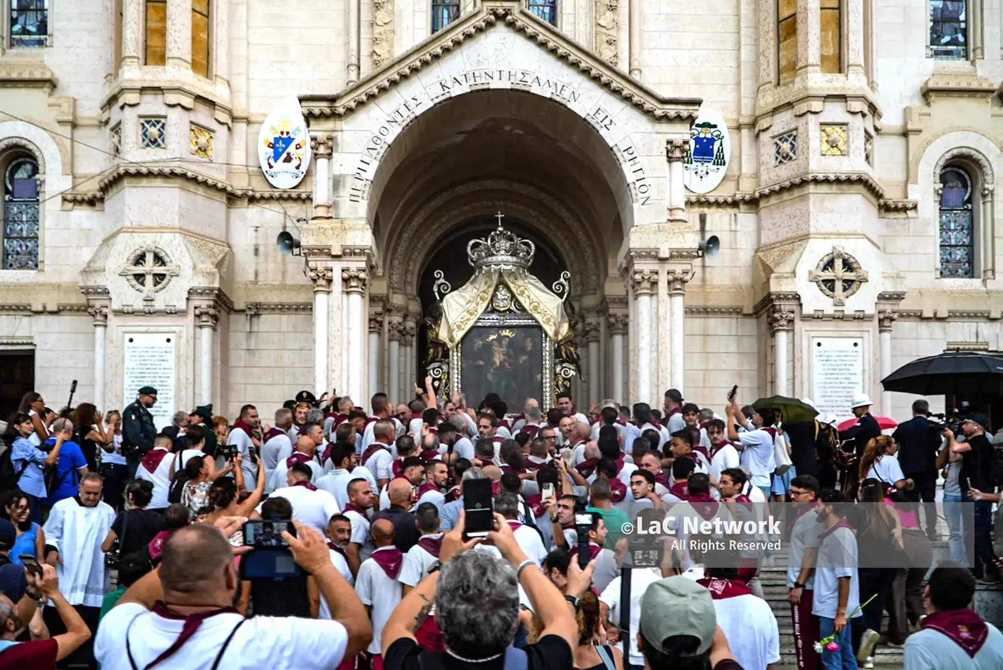 «Cu terremoti, cu guerre e cu paci», Reggio sfida la pioggia e abbraccia la Madonna della Consolazione\n