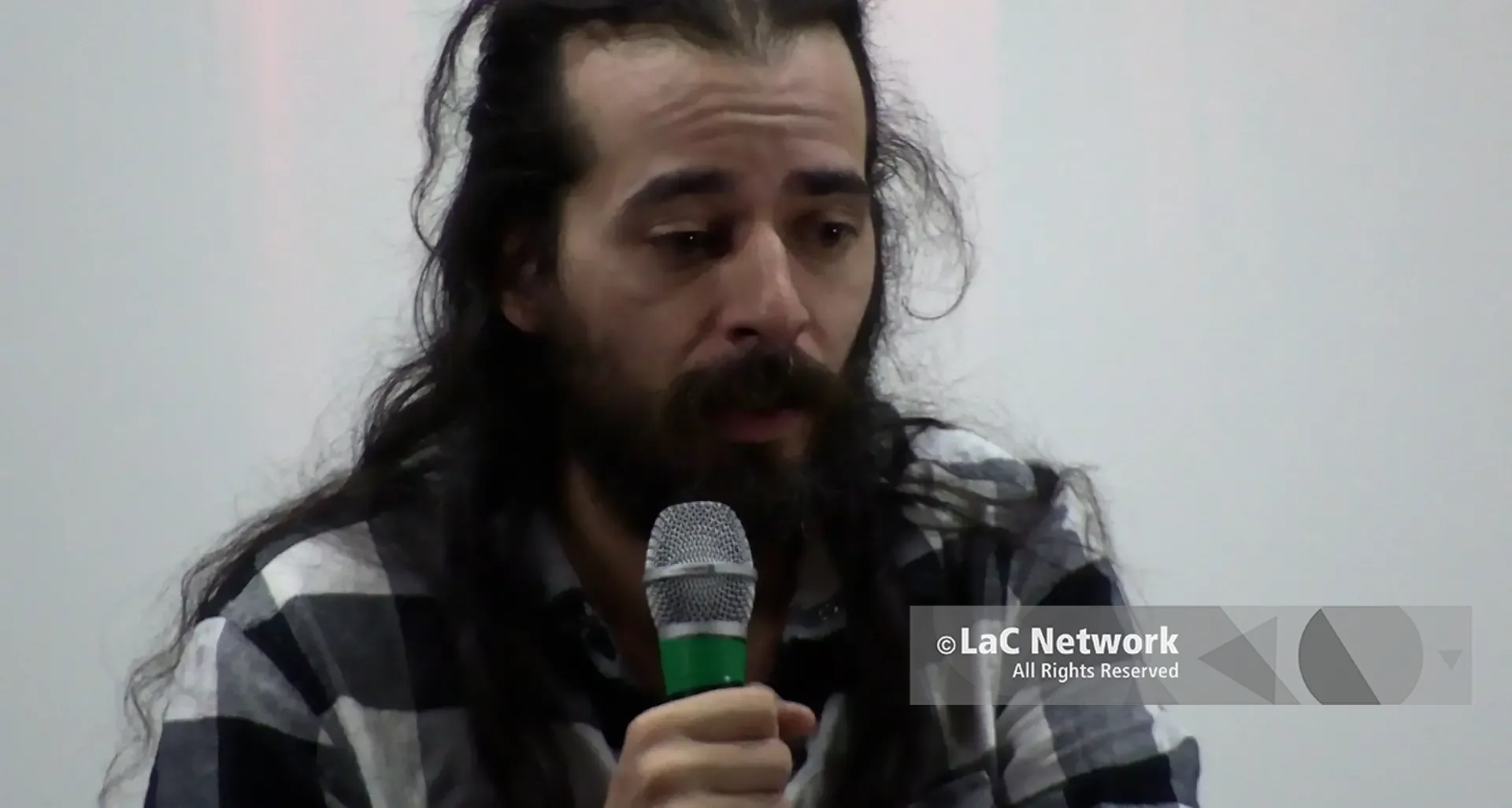 <p>Da Youtube a Cosenza, Il Trono del muori fa il pienone e rilancia l'appello sul genocidio in Palestina</p>