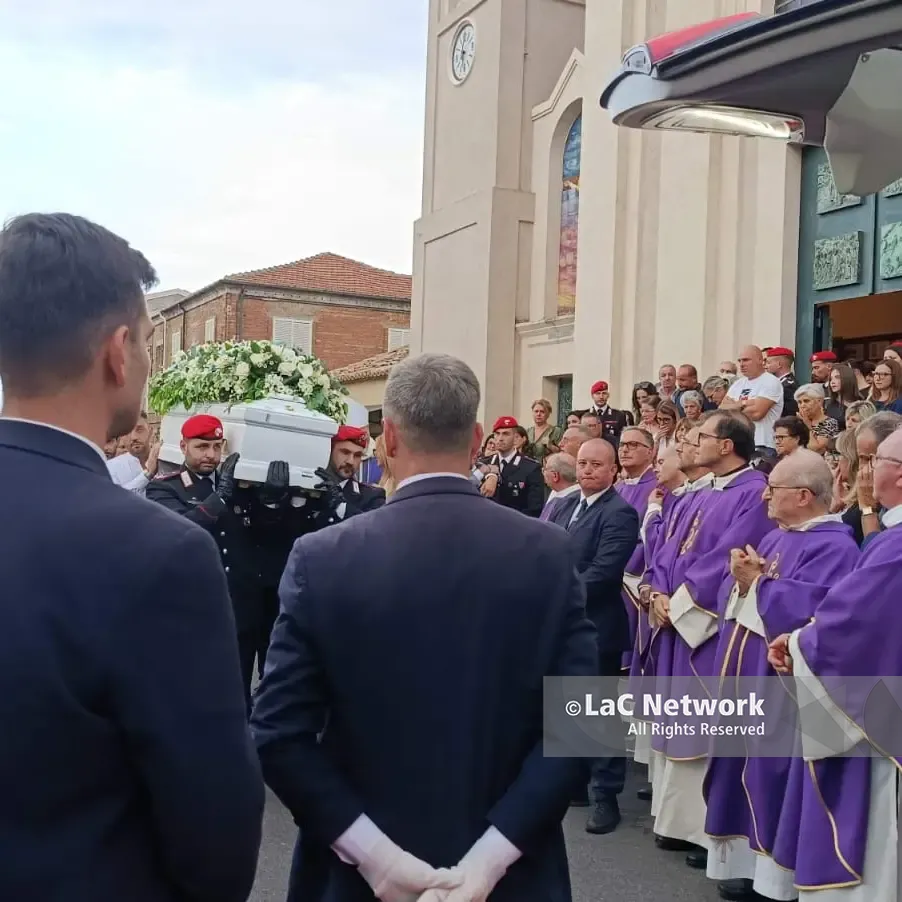 Il dolore di Mileto ai funerali del 14enne Giuseppe Bianchi, la famiglia dona gli organi. Il\u00A0vescovo ai genitori: «Siete come Maria sotto la croce»\n
