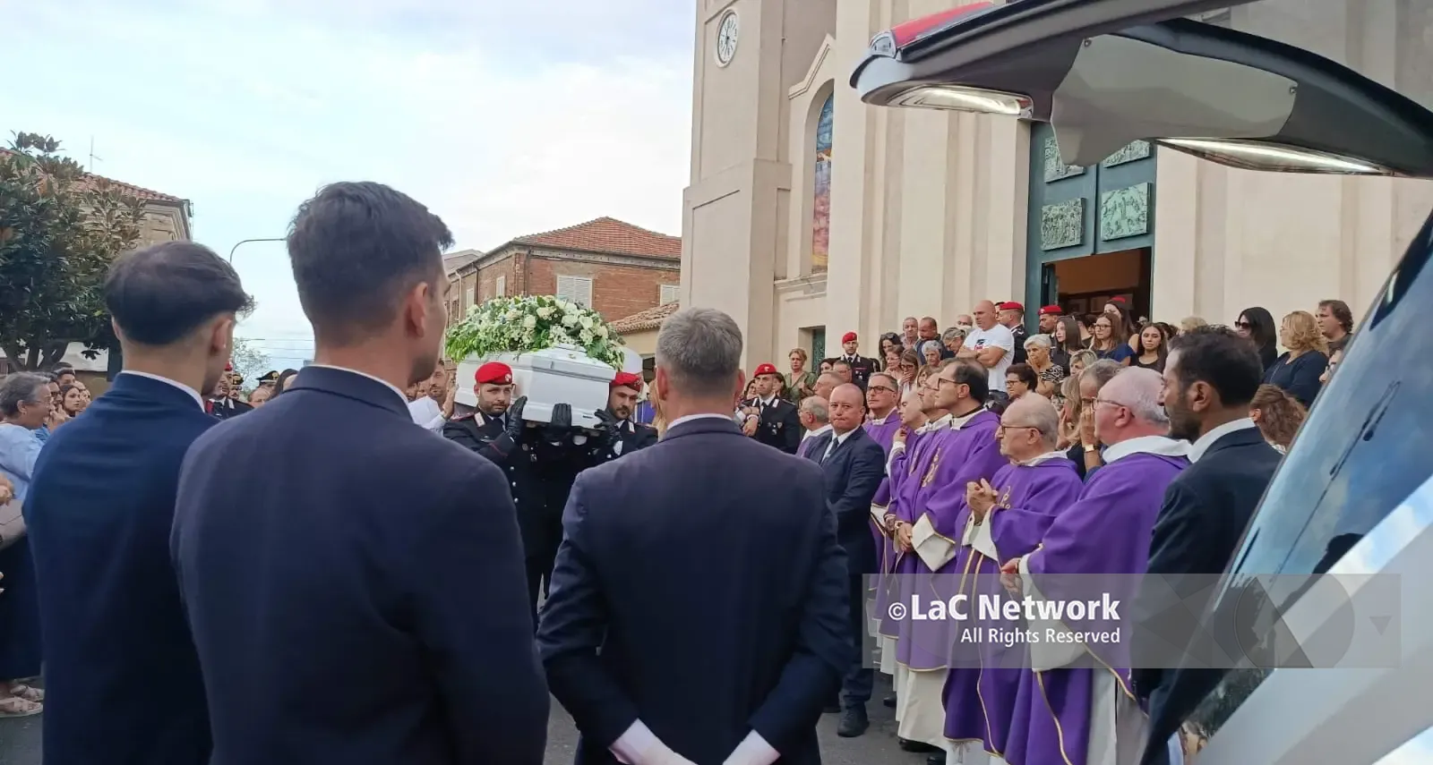 Il dolore di Mileto ai funerali del 14enne Giuseppe Bianchi, la famiglia dona gli organi. Il\u00A0vescovo ai genitori: «Siete come Maria sotto la croce»\n