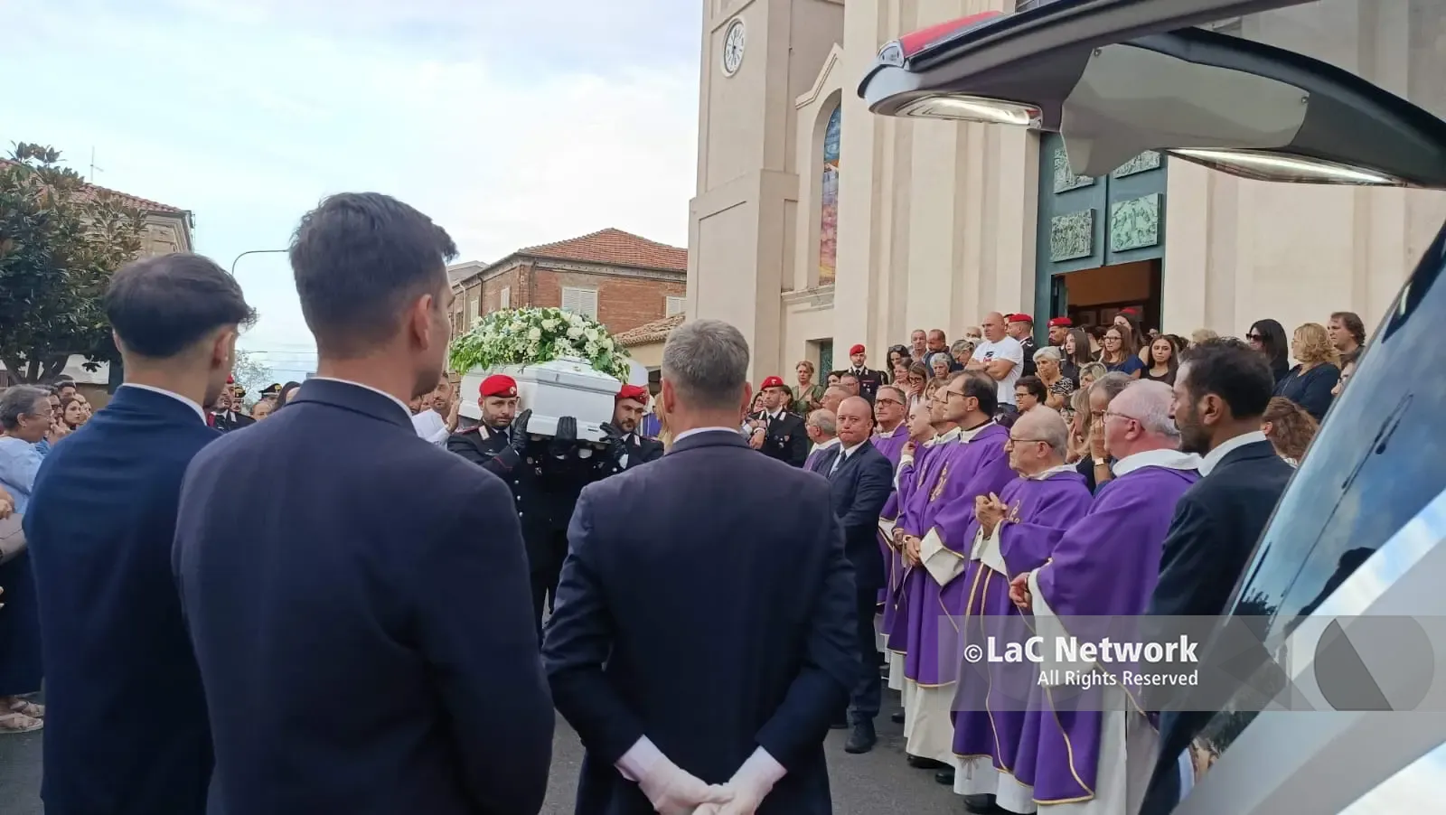 Il dolore di Mileto ai funerali del 14enne Giuseppe Bianchi, la famiglia dona gli organi. Il\u00A0vescovo ai genitori: «Siete come Maria sotto la croce»\n