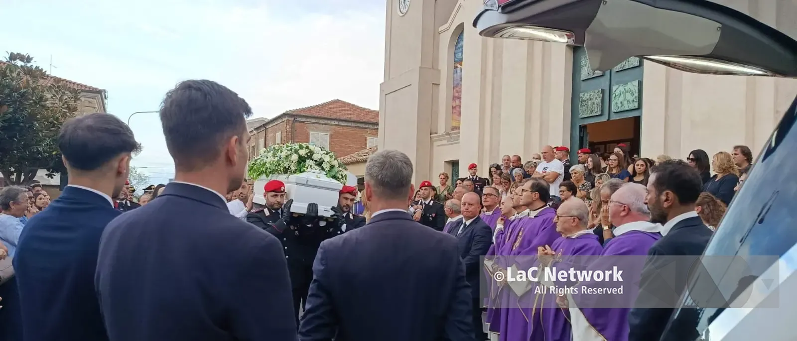 Il dolore di Mileto ai funerali del 14enne Giuseppe Bianchi, la famiglia dona gli organi. Il\u00A0vescovo ai genitori: «Siete come Maria sotto la croce»\n