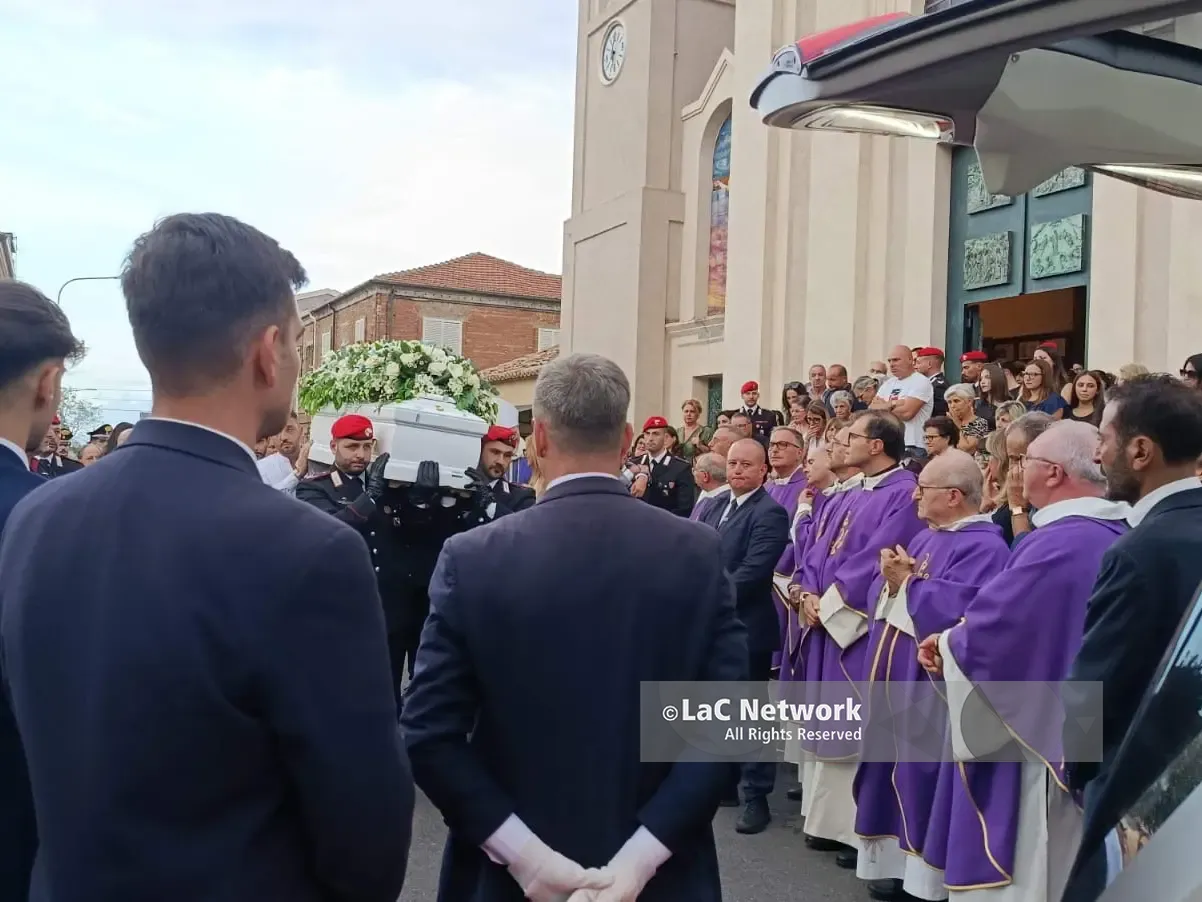 Il dolore di Mileto ai funerali del 14enne Giuseppe Bianchi, la famiglia dona gli organi. Il vescovo ai genitori: «Siete come Maria sotto la croce»