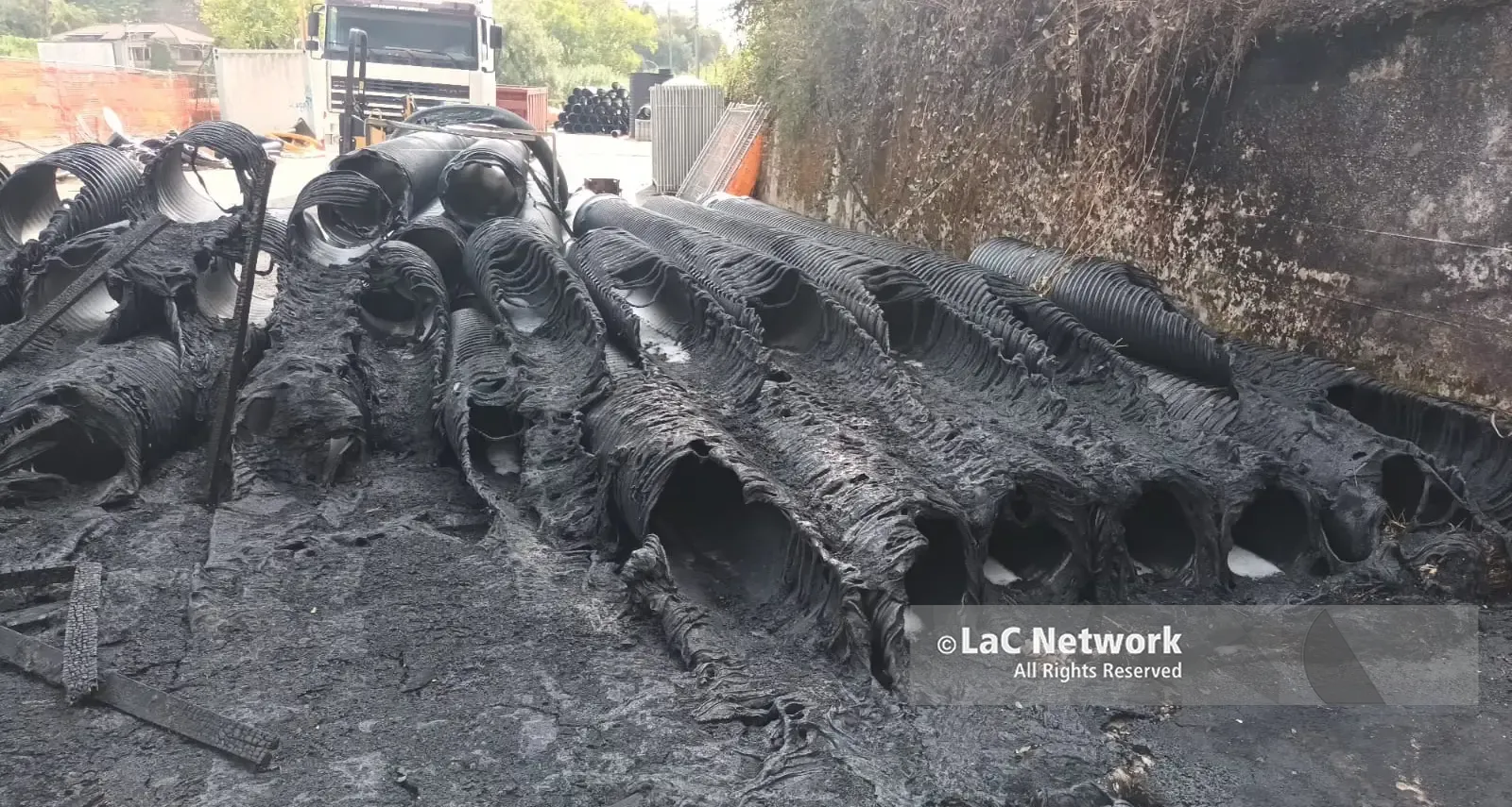 Vibo, incendio nel cantiere del terminal bus: bruciano le tubazioni del progetto Maione da 3 milioni di euro, indagini sulle cause\n