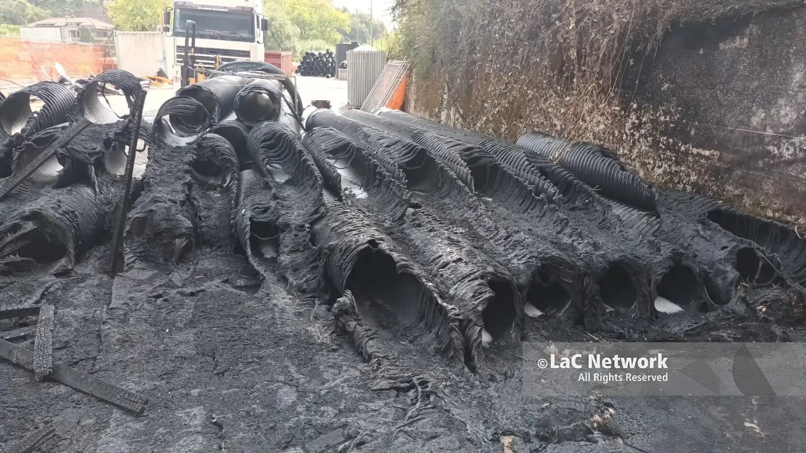 Vibo, incendio nel cantiere del terminal bus: bruciano le tubazioni del progetto Maione da 3 milioni di euro, indagini sulle cause\n