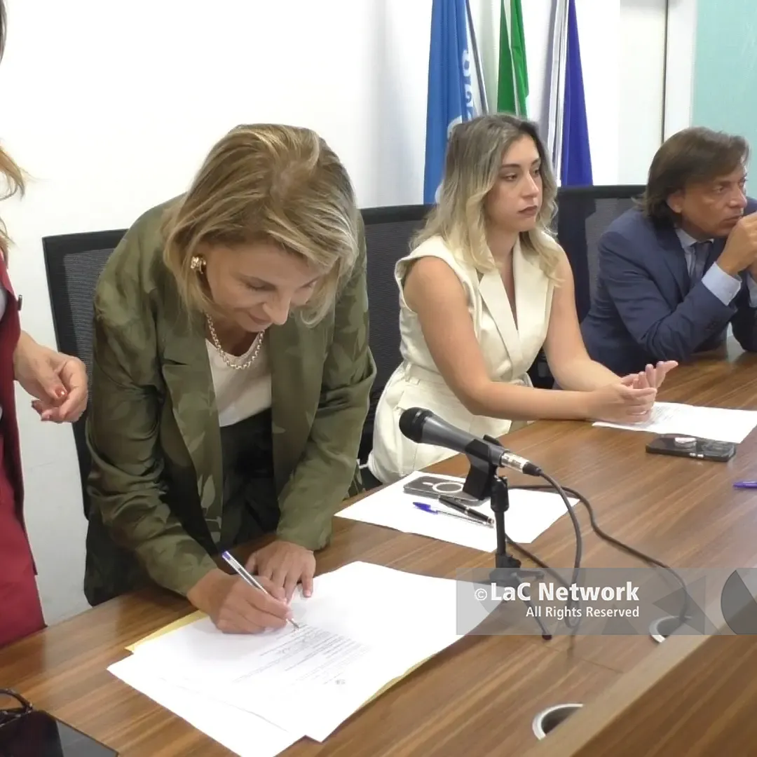 <p>Violenza sulle donne, operatori nelle scuole: al via il progetto di educazione all’affettività nelle scuole superiori</p>