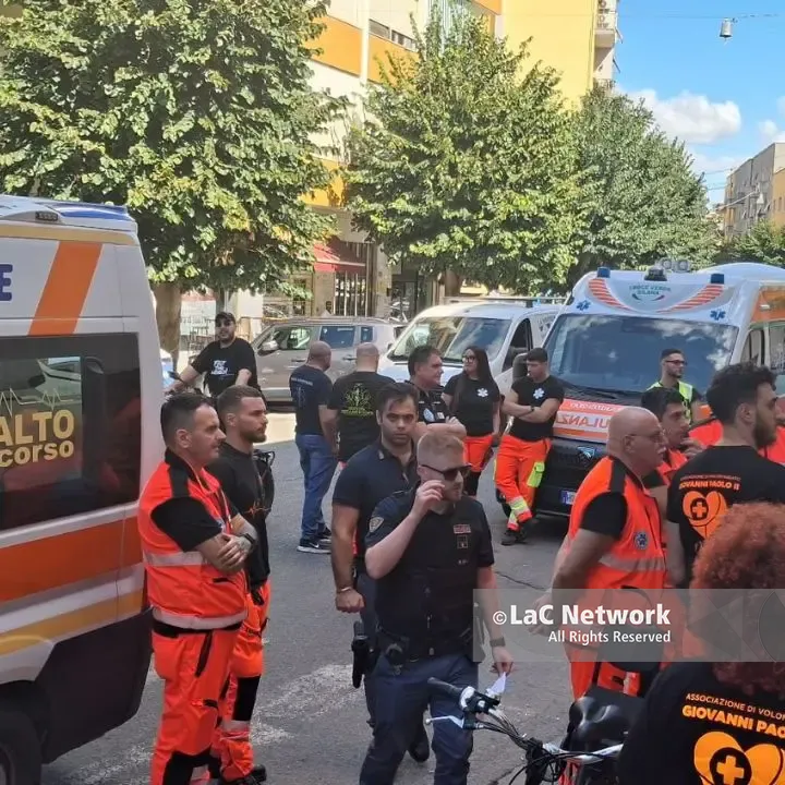<p>Cosenza, ambulanze davanti all’Asp: le associazioni del 118 chiedono una nuova convenzione</p>