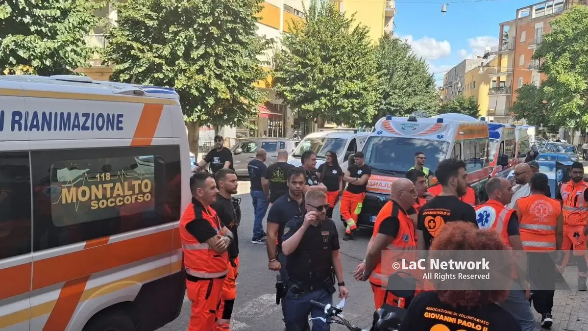 <p>Ambulanze delle associazioni del 118 davanti all&rsquo;Asp di Cosenza</p>\\n