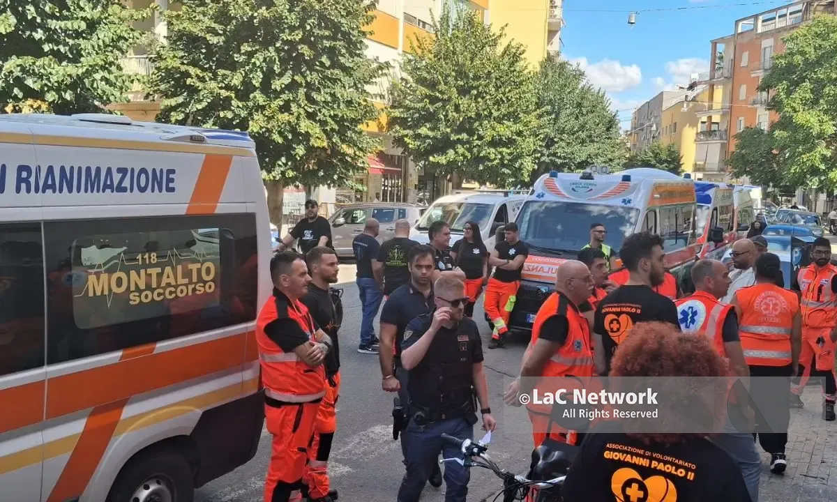 Cosenza, ambulanze davanti all’Asp: le associazioni del 118 chiedono una nuova convenzione\n