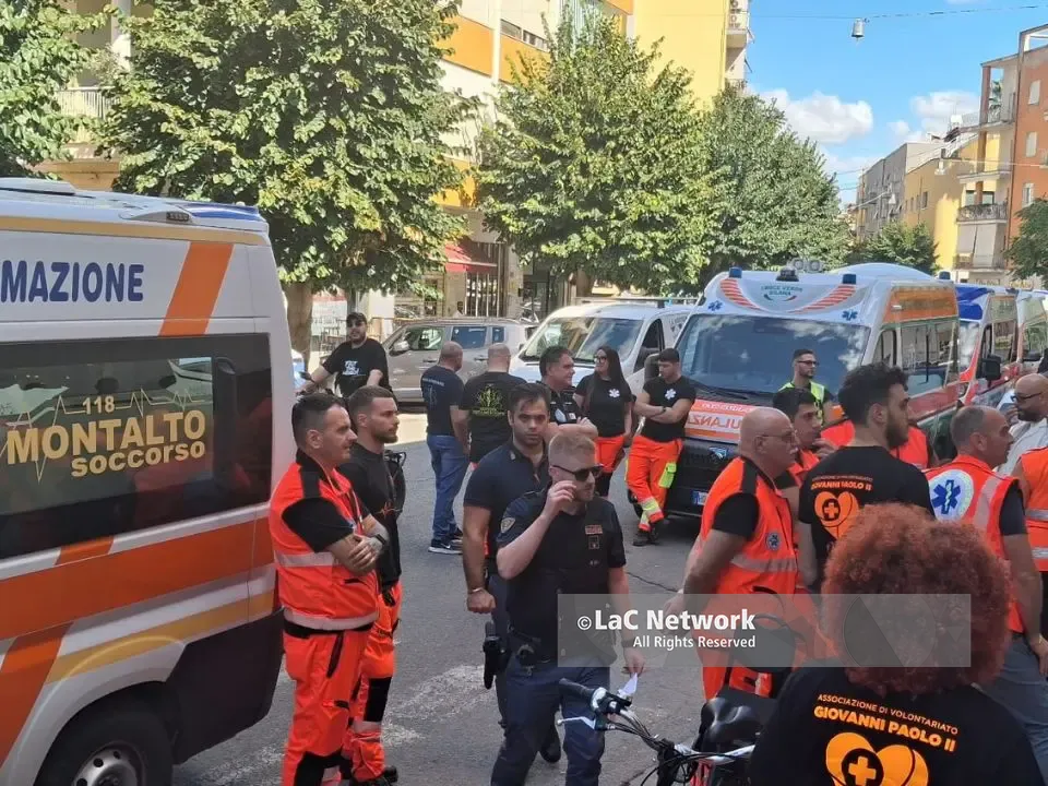Cosenza, ambulanze davanti all’Asp: le associazioni del 118 chiedono una nuova convenzione | VIDEO